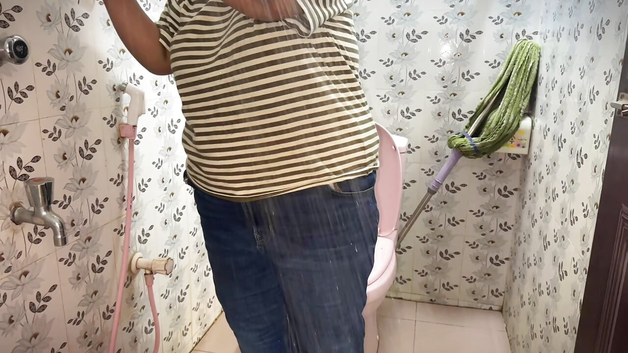 Találtál egy videót, ahol a nagy segged és a nagy melled meztelen mostohaanyja zuhanyozik a WC-ben! A következő lépéseid?