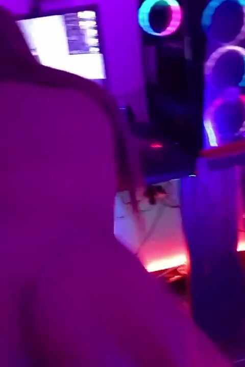 大屁股黑髮女想讓我們幹，這發生了....