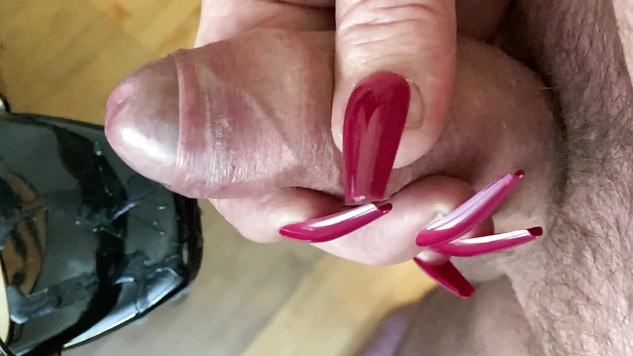 פטיש לציפורניים ועקבים גבוהים אוננות
