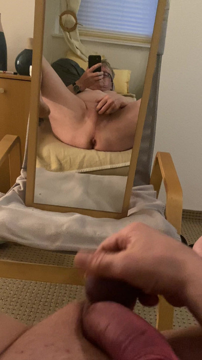 Masturbándose con polla neutrada y bolas