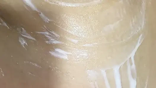Mama massiert ihre Brüste groß mit köstlicher Creme