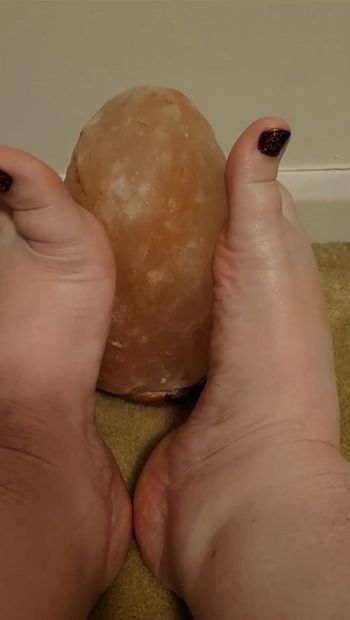 Practicando paja con el pie en luz de sal
