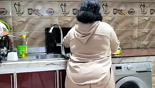Egyptian Sharmota Get Her Pussy Wet in Kitchen Arabic Big Woman