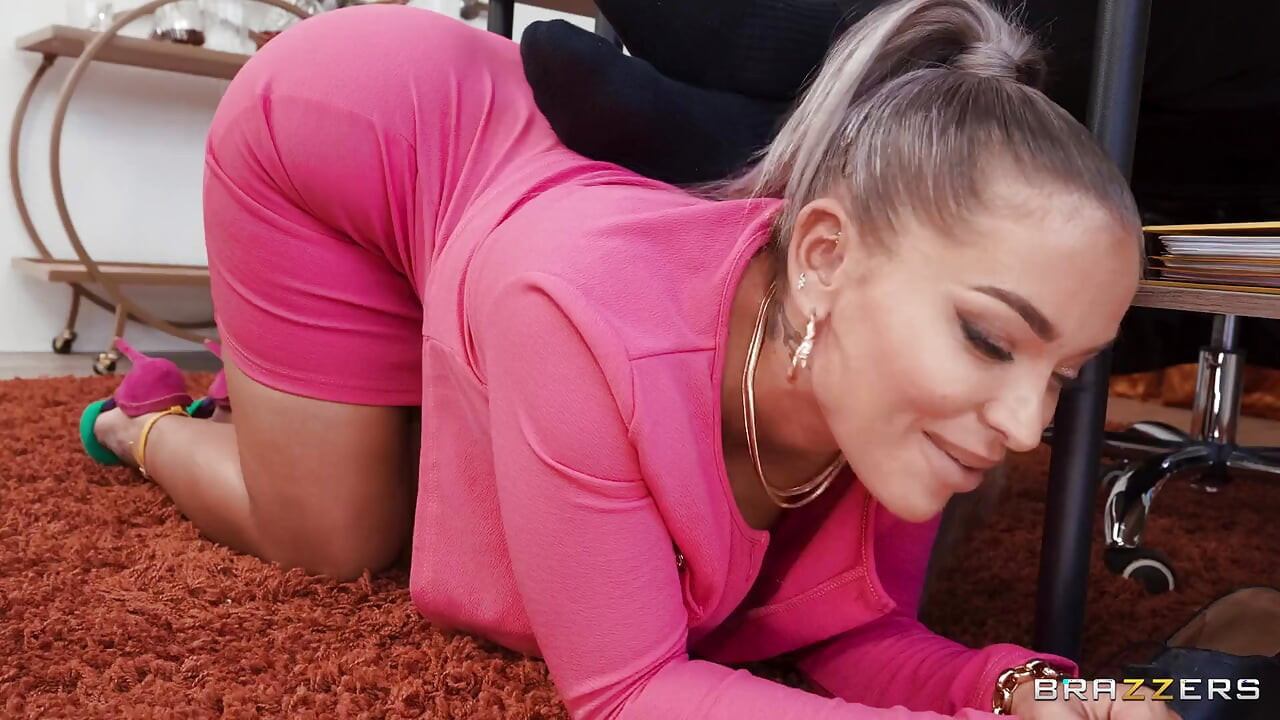 Brazzers - sex în trei cu servicii complete cu Sinatra Monroe și Hayley Davies