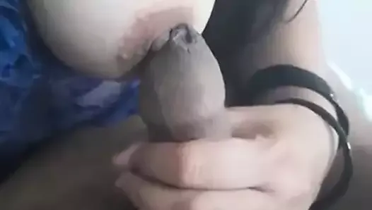 Babita se caresse la bite sur la poitrine