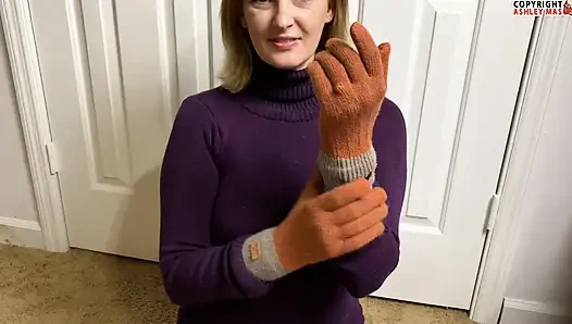 Коричневая перчатка дрочит