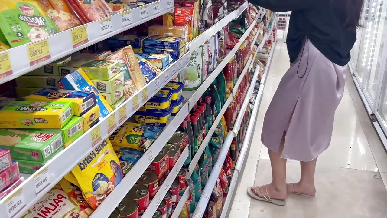 Gadis Asia pantat besar di depan umum memakai rok satin