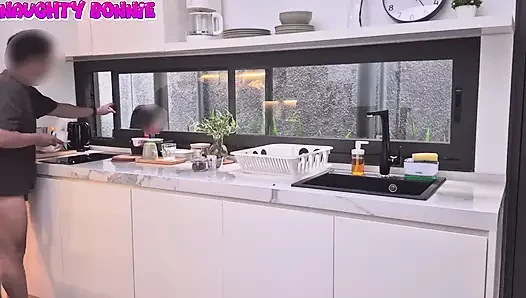 Siswi nakal ini diam-diam melahap kopi istrinya sampai dicrot di dalam