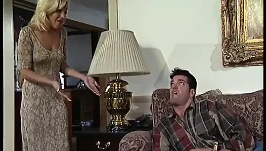 Güzel vücutlu iki yarak aç sınıf arkadaşı adamın yarağına düşüyor