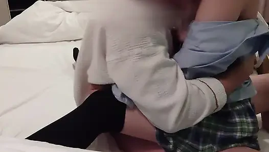 Amcığım öğüyordu, bu yüzden üstüne çıkıp sikimi kendime soktum. Üniversiteli kız üniforması giyerken içine boşalıyor Amatör.