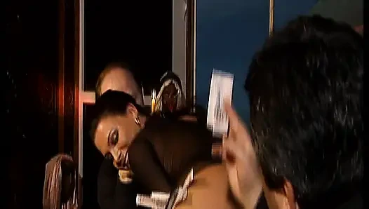 Немецкую домохозяйку трахает хуище в домашнем видео