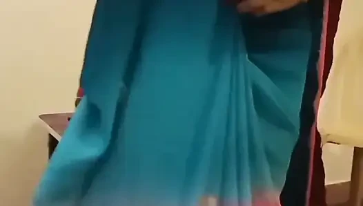 Desi Tamil Cuckold Wife Teases in Pink Bra Saree Navel Show at Hotel! Indianhotwifex