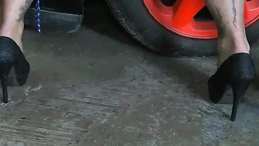 Mükemmel vücutlu evli kadın kocası tarafından yüzünü sapıkça sikiyor ve sonra domalarak boyun eğiyor