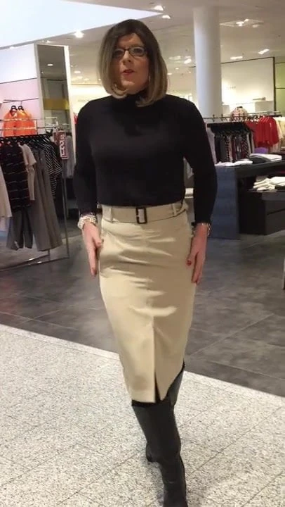 Skirt: Hugo Boss