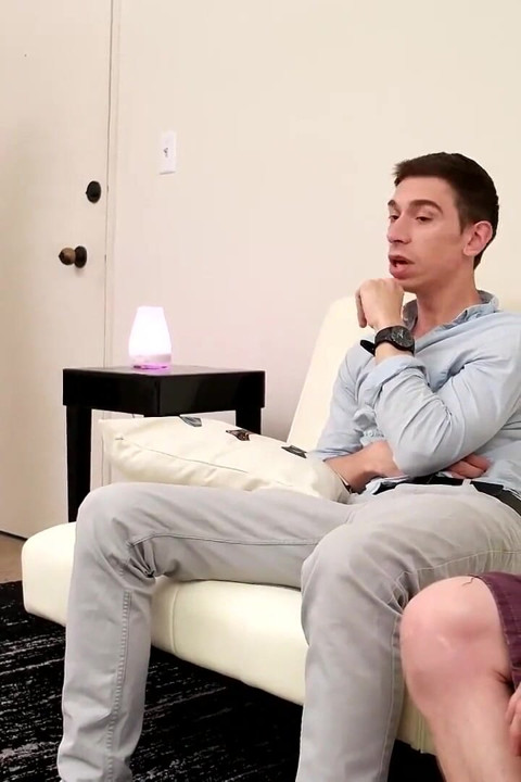 Te îmbraci ca o curvă, trebuie să-ți fuți fratele vitreg