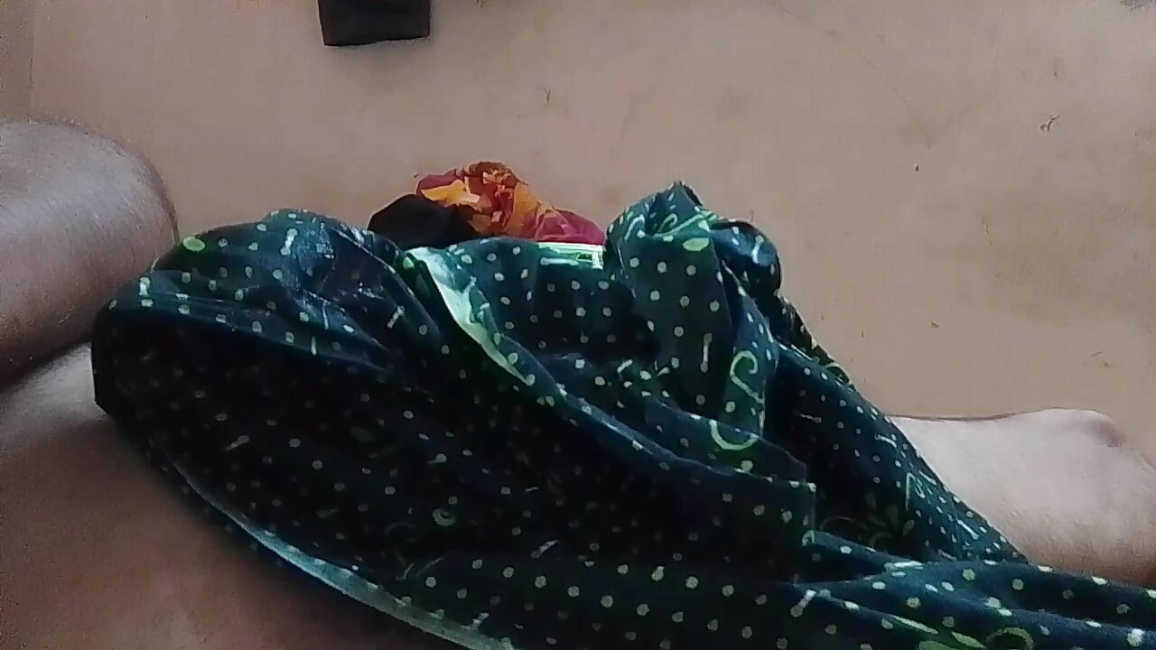 Indian girl puts her husband's penis in her mouth
