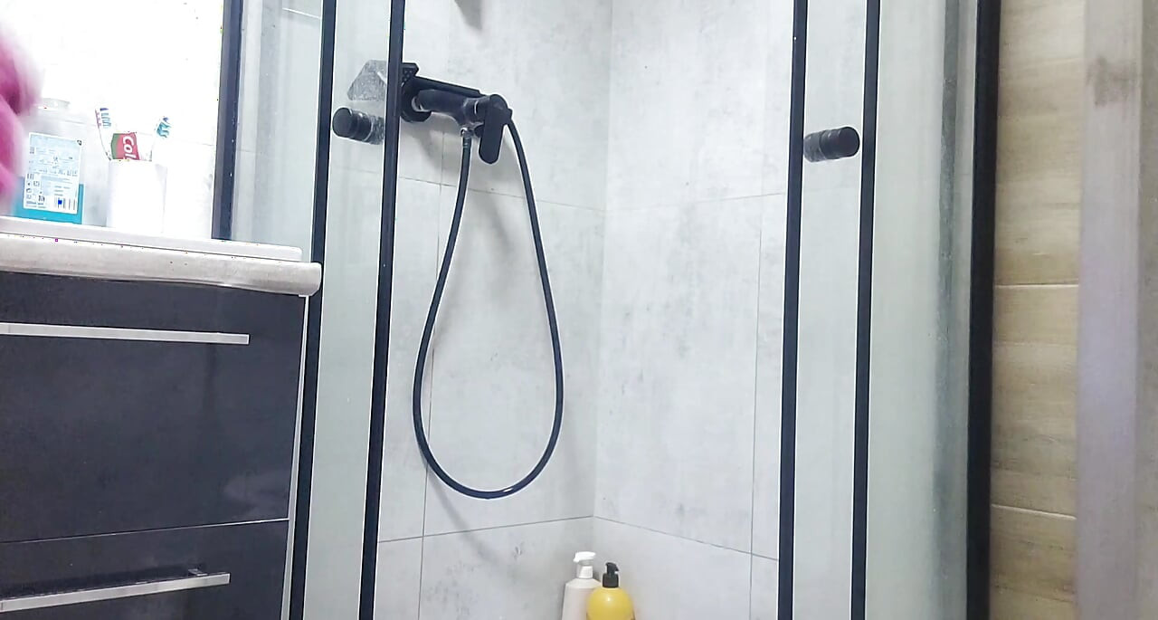Fille, orgasme multiple avec les pieds près de la caméra