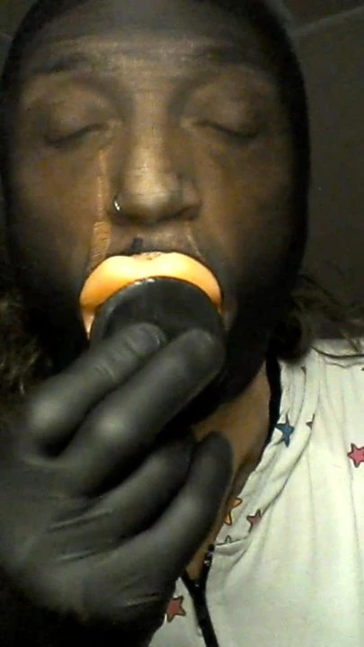 Angel black würgt an einem buttplug