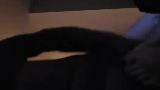 Ayak parmaklarını emiyor