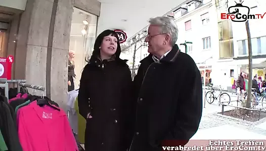 Velho usuário Helmut pega adolescente alemã na rua e a fode