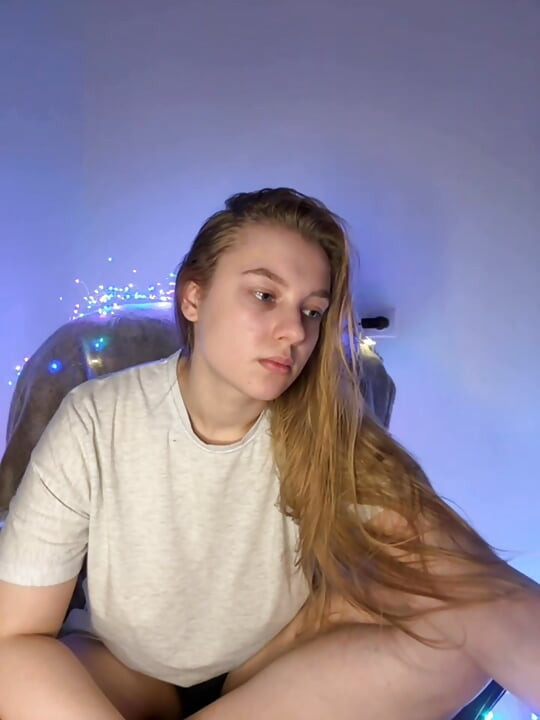 狭い膣での極端な指の愛撫