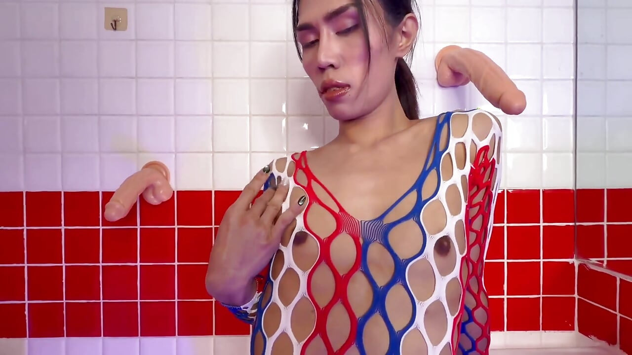 Ladyboy Shelley Fucks Her Hot Arse!