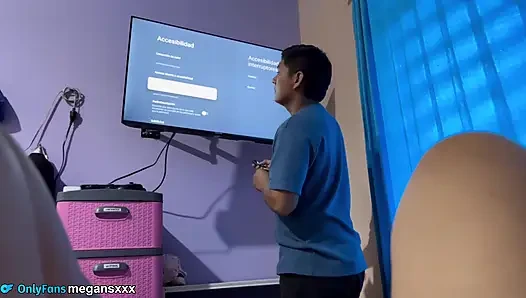 Komşum televizyonu düzeltmeme yardım etti ve işbirlikçi için bir ödül kazandı.