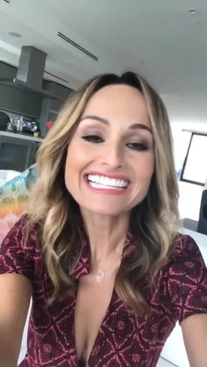 Giada De Laurentiis cleavy vid clip