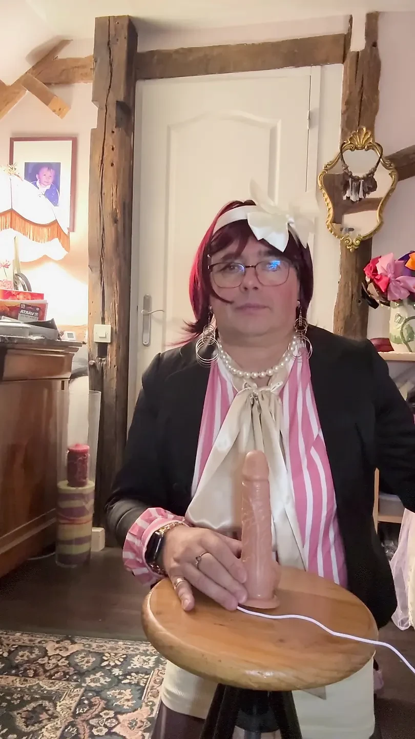 In un outfit con gonna corta e una nuova camicetta da succhiare un dildo ad una festa