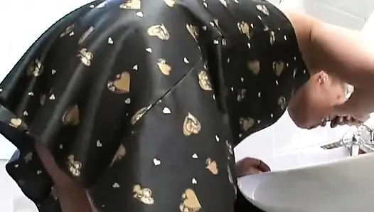Cewek sange rambut pirang lagi asik fingering memek beceknya sampai orgasme bergirang