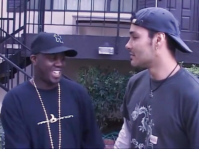 فتاة تم التقاطها تستمتع بركوب أسود كبير على السرير