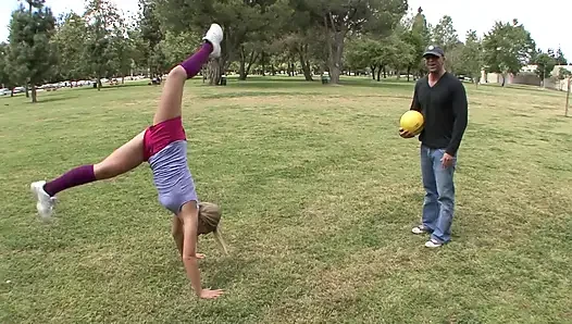 Azgın genç kaltağın uzun şişmiş amcıkları dölle dolu küçük görünüyor