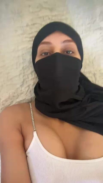 Arabische hijab-schlampe reibt ihre großen titten allein - freches muslimisches mädchen zeigt ihre perfekten möpse solo