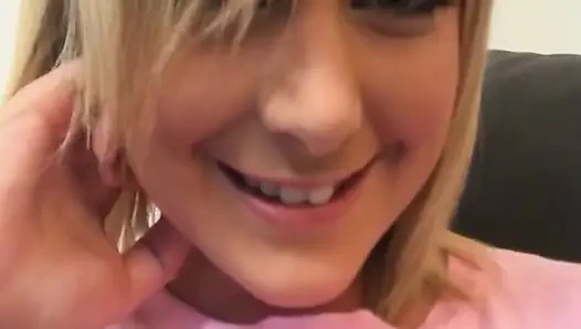 Blonde stufferin lutscht finger und zeigt muschi-nahaufnahme