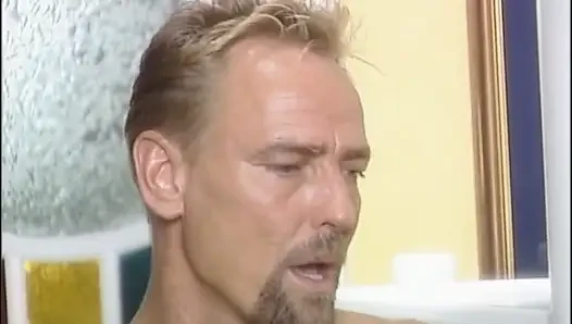 Esmer Azgın Sürtük Arkadaşının Büyük Sert Yarağını Emiyor