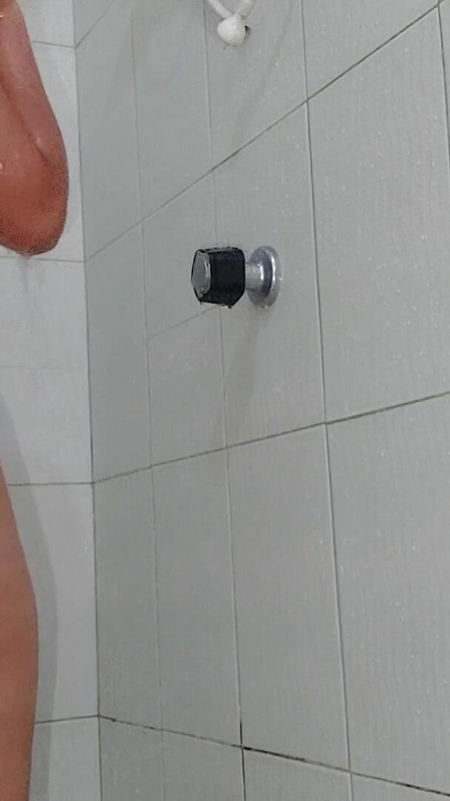 Hot Indian schoolgirl bathing in video | Clip 1