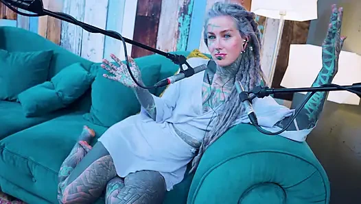 Я говорю о G - Grattitude - подкаст ASMR говорящая готесса, худенькая девушка дредки татуированная модель, татуированная девушка