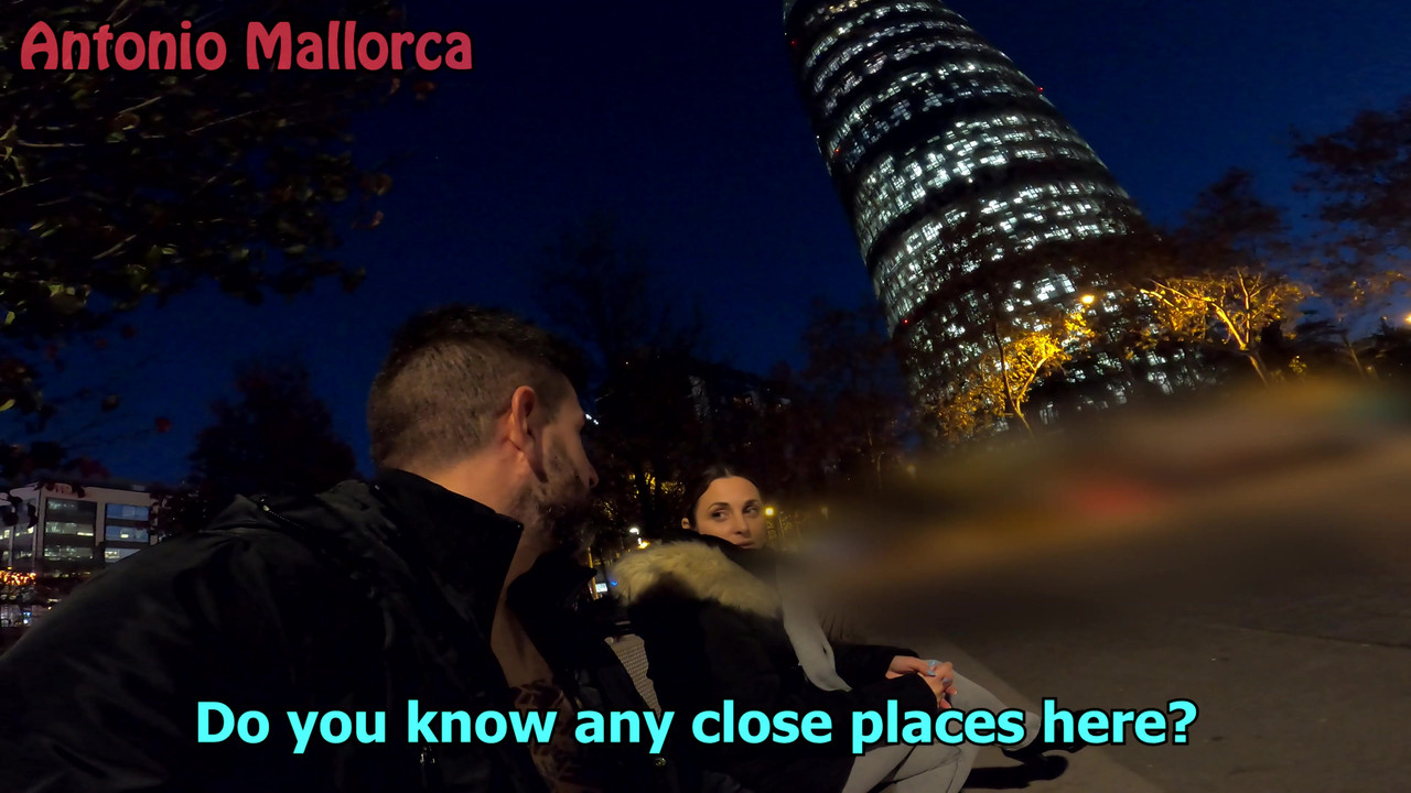 在我丢了airbnb后，热辣的大屁股西班牙人邀请我去她的酒店房间