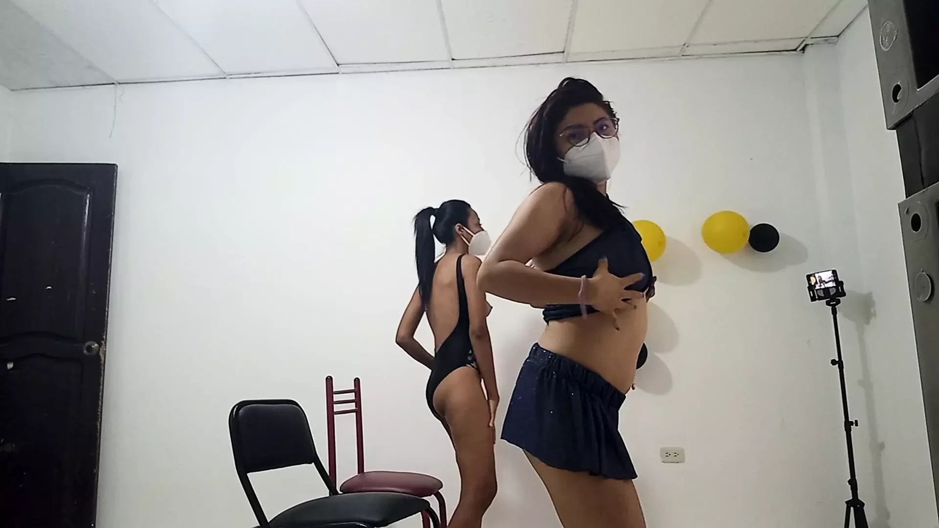 남친이 섹스를 기다리는 방에서 발정난 가장 친한 친구