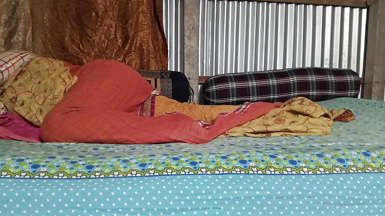Adik tiri dengan kampung kali pertama di rumah