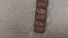 Éjacule sur une barre de chocolat