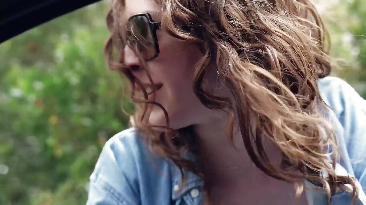 Horny Hitchhiker Give with Her Mouth for the Ride