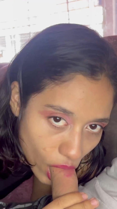 Je profite de la distraire de mon beau-père pour baiser ma petite demi-sœur. | Clip 1