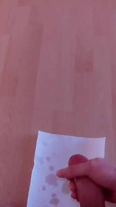 痩せた男は太くて未割礼のチンコをオイルでマッサージし、大量に射精する | クリップ 1