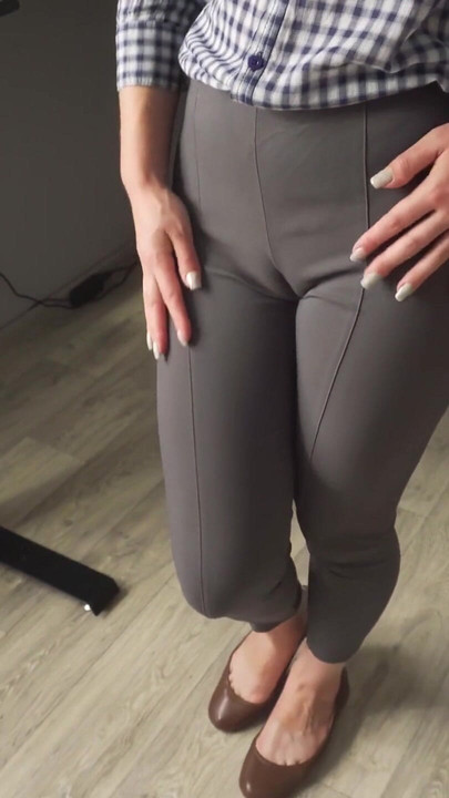 Неслухняна секретарка спокушає вас своєю верблюжою лапкою в вузьких штанях | Кліп 1