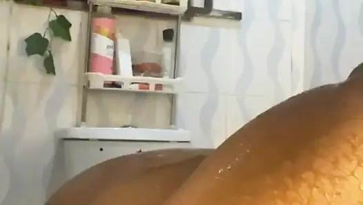 Mandi, fingering pantat memek pakai dildo