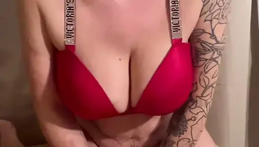 Милфа с большими сиськами скачет на члене и получает кримпай