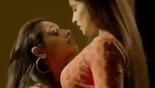 India lesbianas besándose en cama