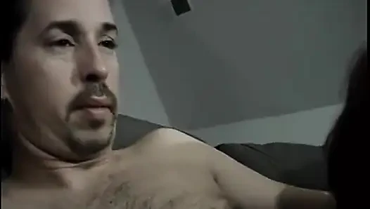 Seksi götlü esmer hatun Misty kanepede güzel bir yarağı emiyor ve sikiyor