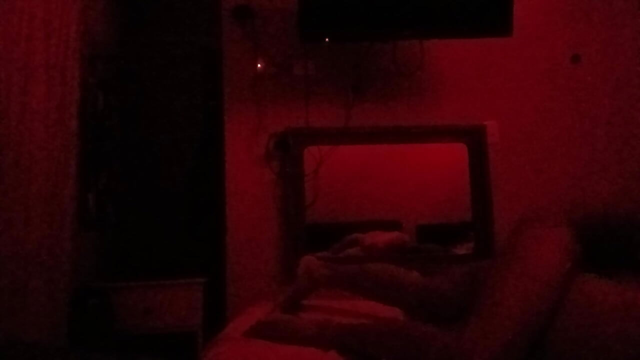 POV realizado através do reflexo do espelho de parede de casal mexicano fazendo sexo suado quente Urfreaknastycouple